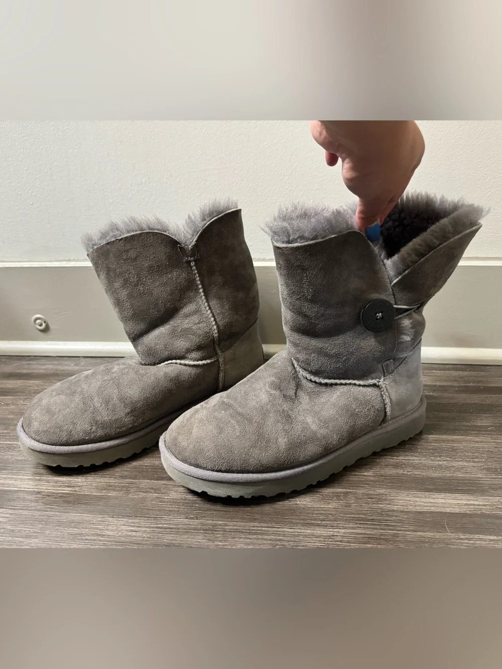 UGG Bailey Button II Boots Grey Sheepskin Sz 9 Cozy Winter